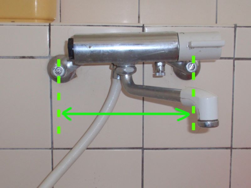 凍結による破損で、交換する混合水栓の取り付けピッチの測る場所（測り方）