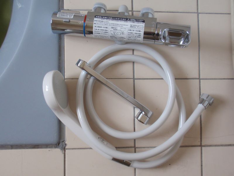古い配管の混合水栓を交換する場合、配管の破損防止の為、本体から先のみ交換します。