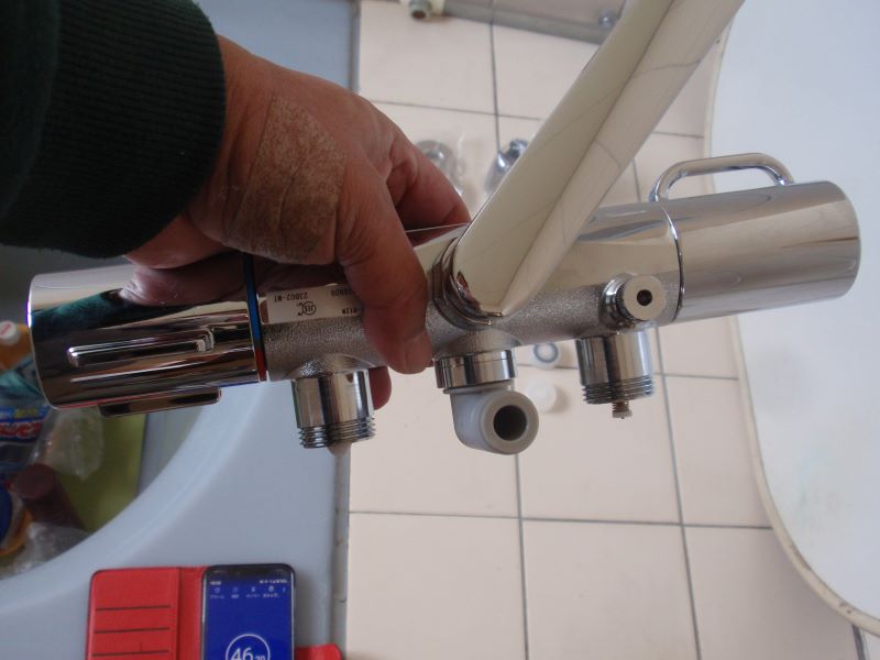 混合水栓の取り換え　吐水口（自在パイプ）の取り付け
