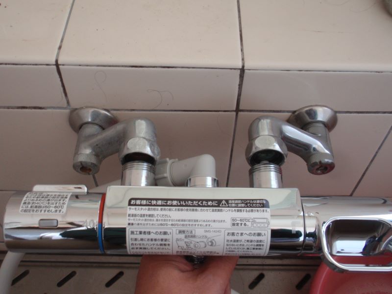 混合水栓の取り換え　古い配管と、取り付けピッチが合っているか確認