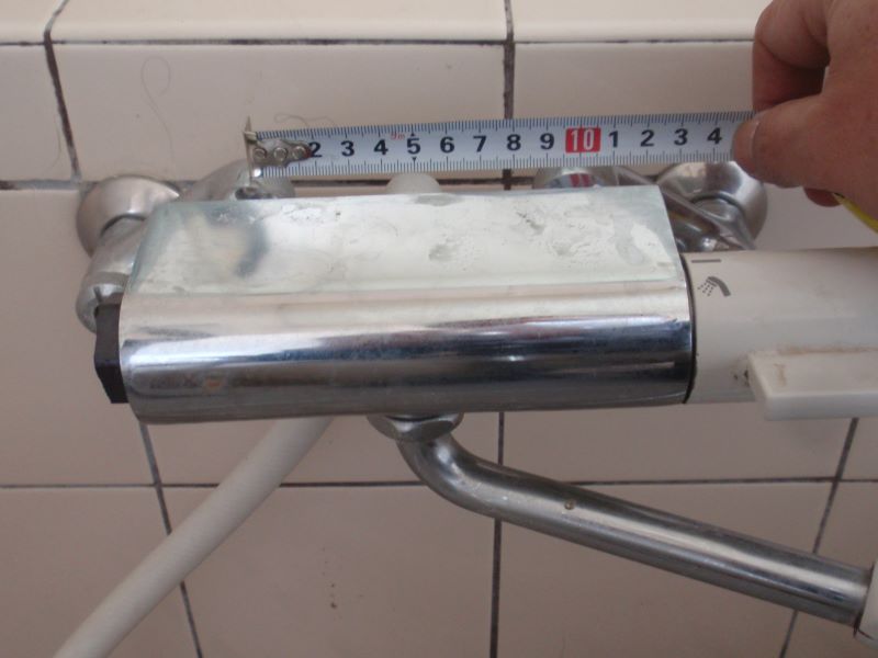 シャワー付き混合栓の本体から先のみを取り換える場合の取り付けピッチの測り方　勘で配管の中心距離を測定