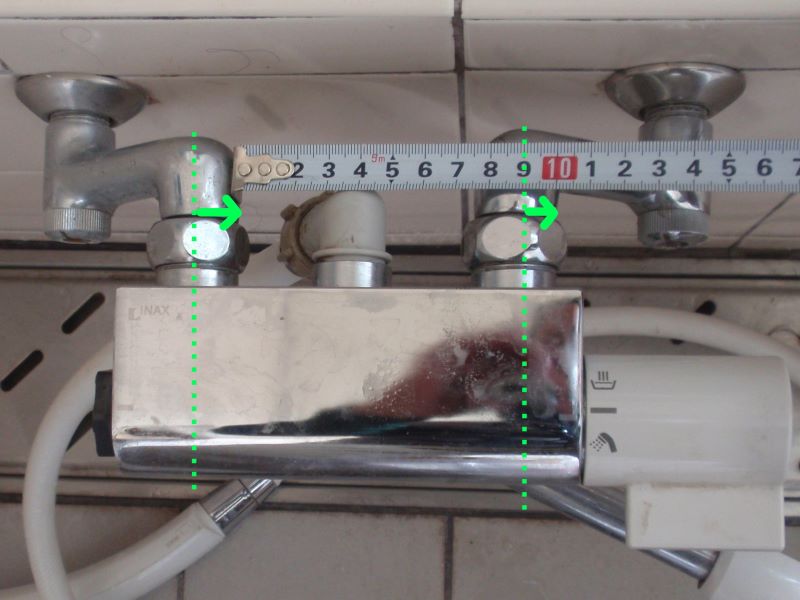 シャワー付き混合栓の本体から先のみを取り換える場合の取り付けピッチの測り方　配管の半径分ずらした場所を測れば正確な取り付け間隔が測れます。