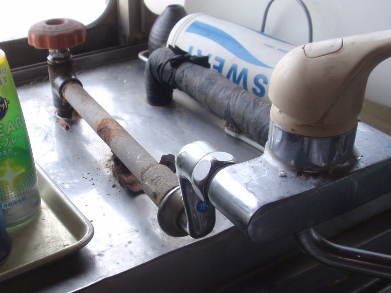 昭和時代から使い続けている台所（キッチン？）の混合水栓の配管がサビて脆くなっています。