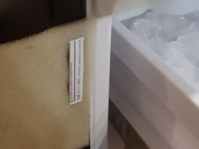 日立の冷蔵庫の製氷室の引き出し（扉）がきちんと閉まらなくなってきたので『製氷室密閉装置』試作③　スポンジをはさんでも強力な磁力を保てるか実験