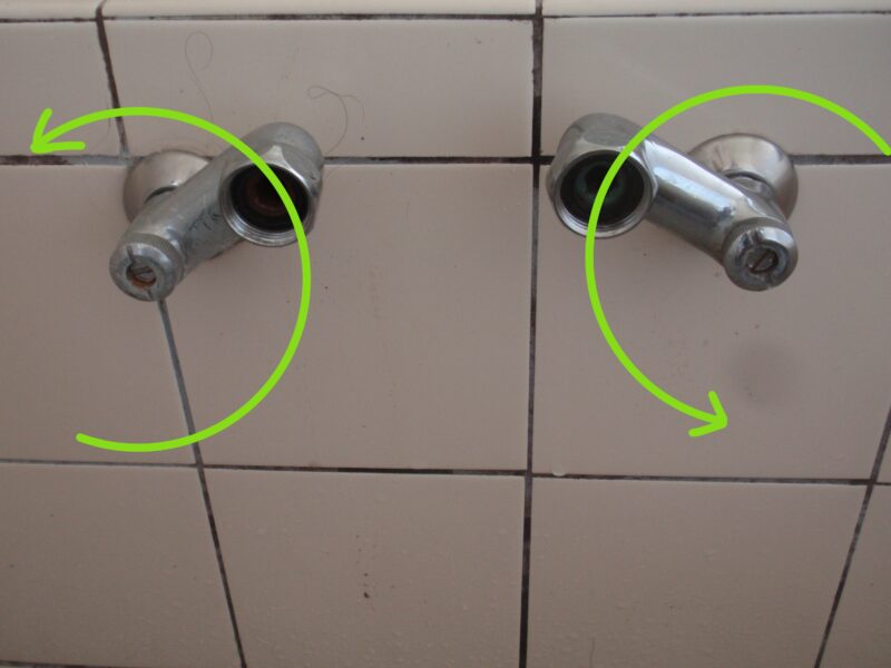 浴室のシャワー付き混合水栓の　取付脚取り外し