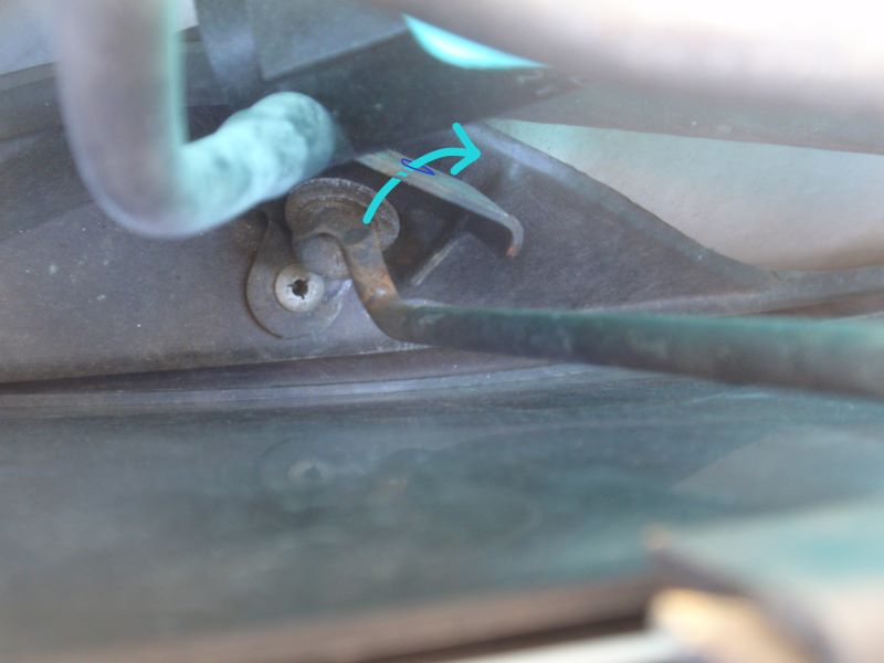 自動車のバッテリー交換手順④ バッテリー取り付け金具の奥側はナットを緩めると固定穴から金具を外す事が出来ます。