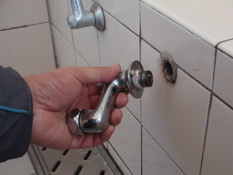 浴室のシャワー付き混合水栓の　取付脚取り外し　左側（水側）取り外し成功