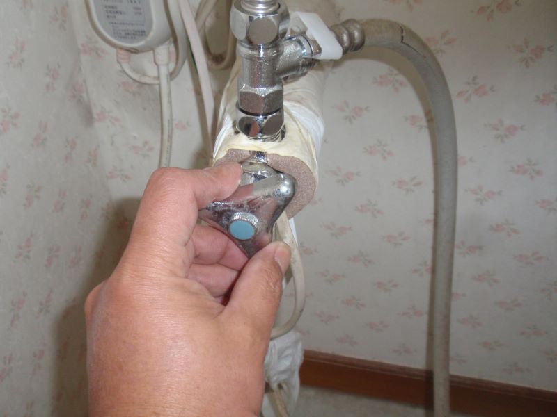 温水洗浄便座（通称ウォシュレット）の取り外し方法①水の元栓を閉めます