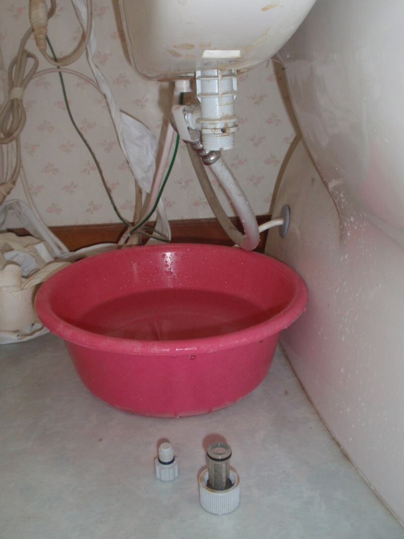 温水洗浄便座（通称ウォシュレット）の取り外し方法③温水洗浄便座（通称ウォシュレット部の水を抜きます。