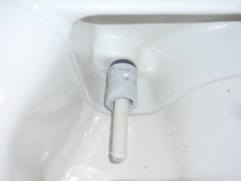 温水洗浄便座（通称ウォシュレット）の取り外し方法⑪温水便座本体の取り付け固定ネジ