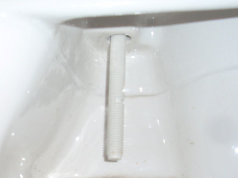 温水洗浄便座（通称ウォシュレット）の取り外し方法⑫温水便座本体の取り付けナットを取り外します。