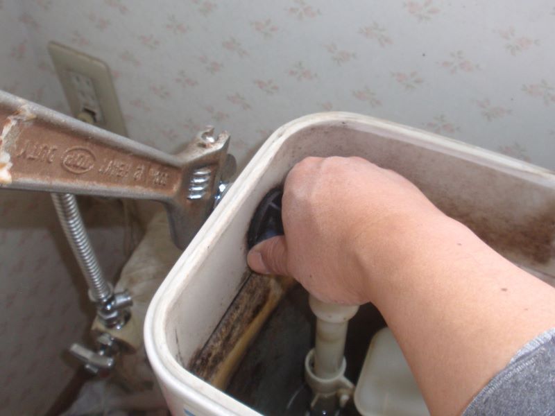 温水洗浄便座（通称ウォシュレット）の取り外し方法⑧ロータンク（給水タンク）へ繋がっている給水ホースの取り外し