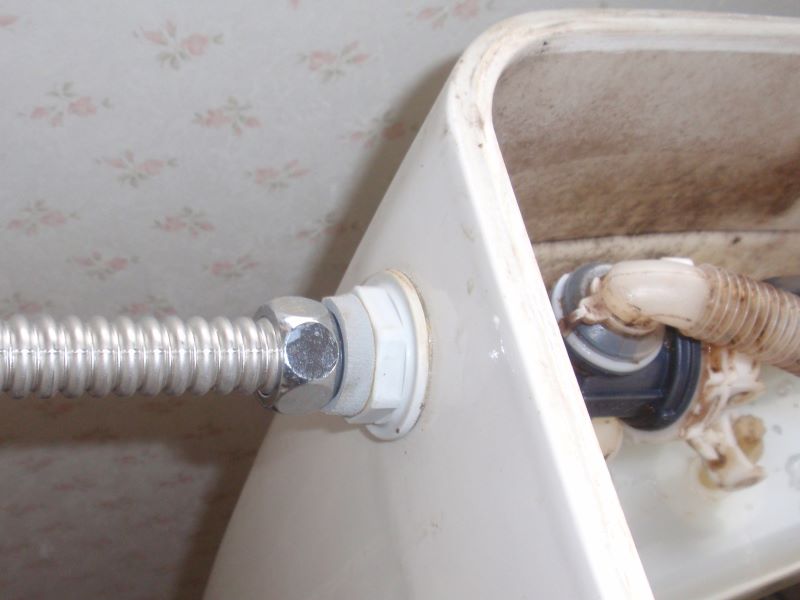 温水洗浄便座（通称ウォシュレット）の取り外し方法⑦ロータンク（給水タンク）への配管取り付け部