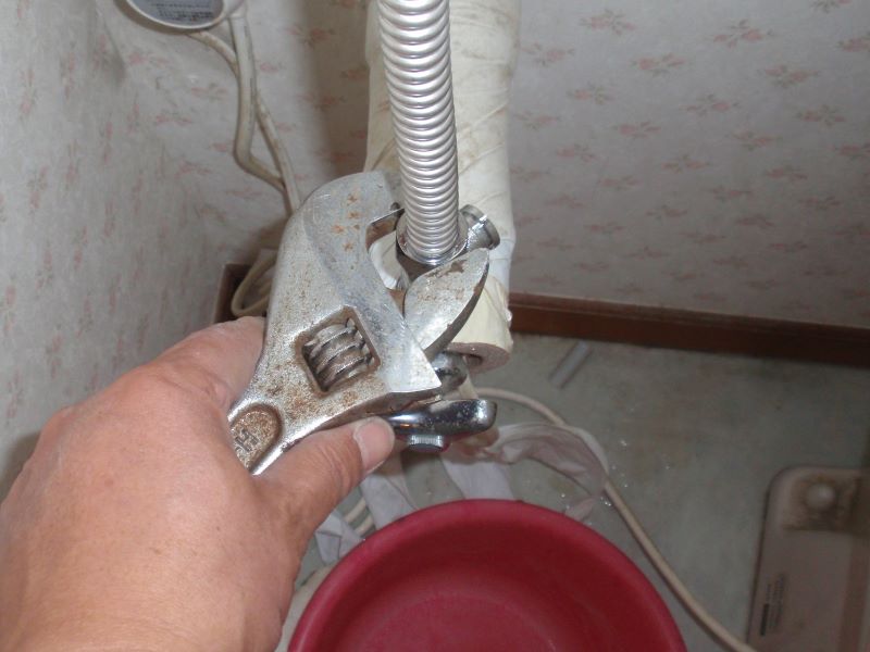 温水洗浄便座（通称ウォシュレット）の取り外し方法⑨分岐金具からロータンク（給水タンク）へ繋がっているホースを取り外します。