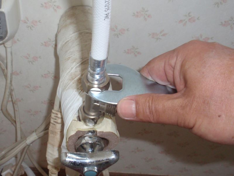 温水洗浄便座（通称ウォシュレット）の取り付け方法⑦分岐金具へロータンク（給水タンク）への給水ホース取り付け