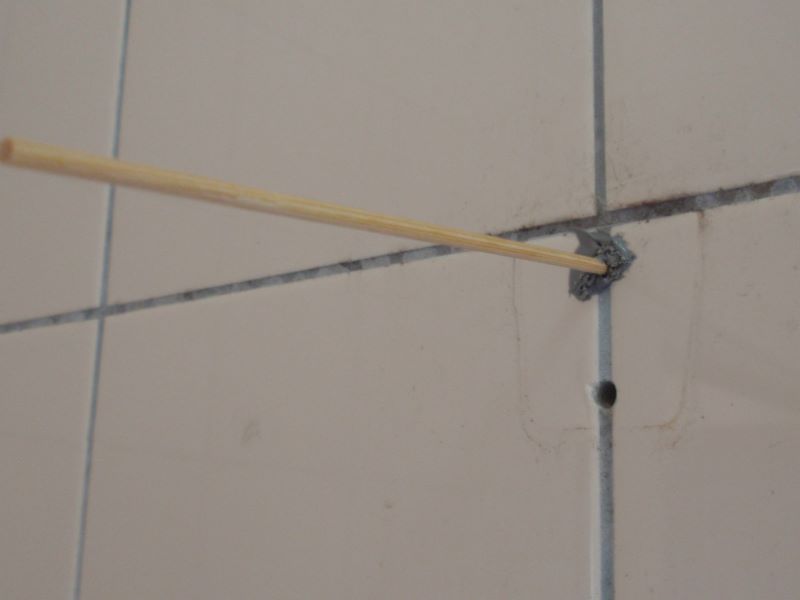 シャワーフックの取り付け　ネジ穴に竹串を使ってシリコーンを埋め込みます。