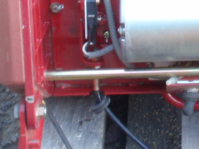 バロネス ＬＭ１２ＭＨ　モーターカバー内の掃除　モーターカバーを取り外し多彩にグロメットの取り付け位置がずれてしまいました。