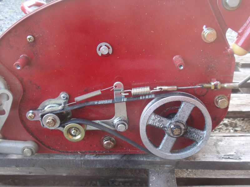 バロネス 自走式モーターモア（自走式電動芝刈り機）ＬＭ１２ＭＨ　左側のカバーを外した状態