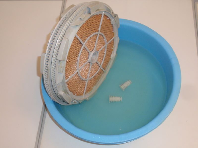 ダイキンの加湿空気清浄機ＡＣＫ７５Ｋの加湿フィルターを再生。クエン酸に浸け込み1回目⑦1週間後クエン酸液が濁っています。
