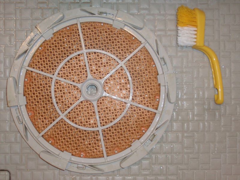 ダイキンの加湿空気清浄機ＡＣＫ７５Ｋの加湿フィルターを再生。クエン酸に浸け込み1回目⑨ブラシを使って掃除