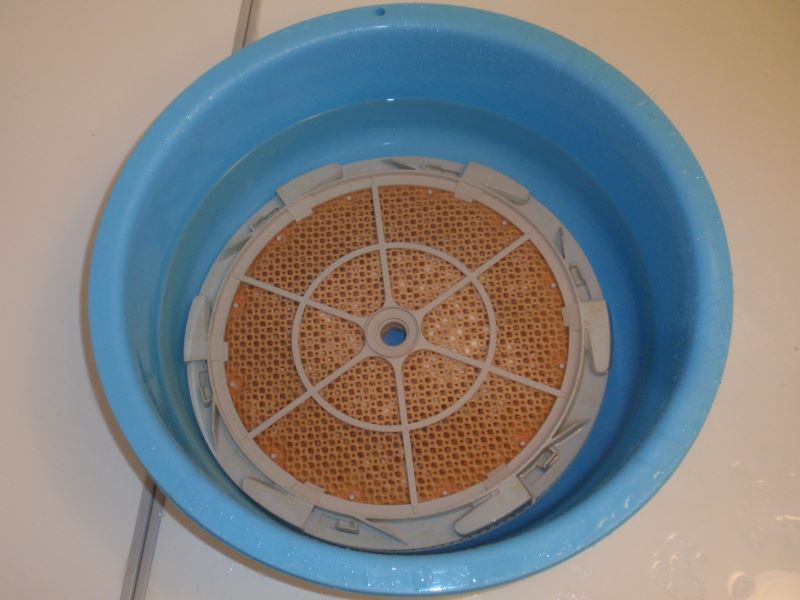 ダイキンの加湿空気清浄機ＡＣＫ７５Ｋの加湿フィルターを再生。クエン酸に浸け込み1回目④飽和状態のクエン酸液に加湿フィルターを浸け込み