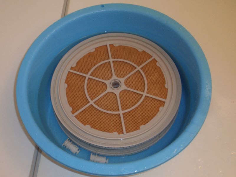 ダイキンの加湿空気清浄機ＡＣＫ７５Ｋの加湿フィルターを再生。クエン酸に浸け込み1回目⑤白い物体が付いた面を下側にします。