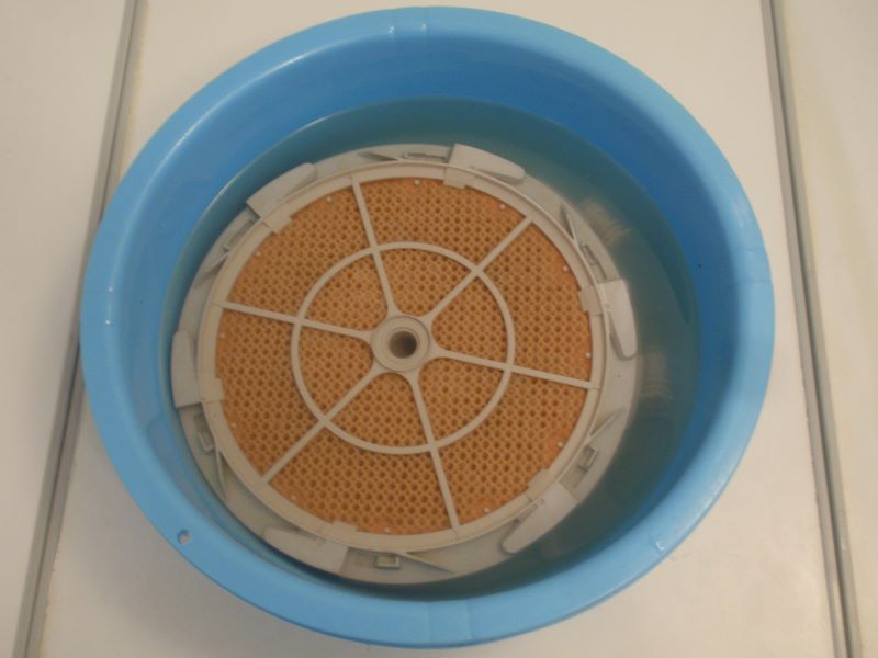 ダイキンの加湿空気清浄機ＡＣＫ７５Ｋの加湿フィルターを再生。クエン酸に浸け込み２回目②1週間後、クエン酸液がかなり濁っています。