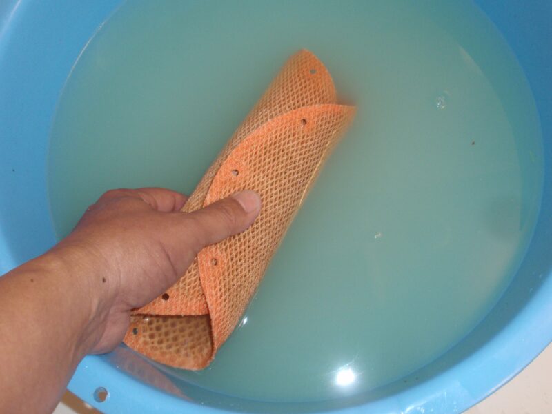 ダイキンの加湿空気清浄機ＡＣＫ７５Ｋの加湿フィルターを再生。クエン酸に浸け込み２回目⑤加湿フィルターを曲げられるくらいまで柔らかくなりました。