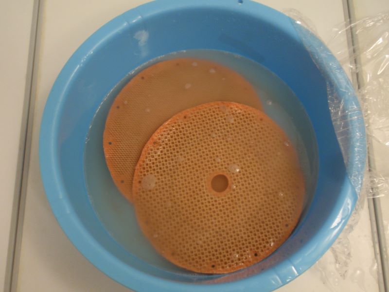 ダイキンの加湿空気清浄機ＡＣＫ７５Ｋの加湿フィルターを再生。クエン酸に浸け込み３回目④加湿フィルターを揉み込んで汚れを出します。