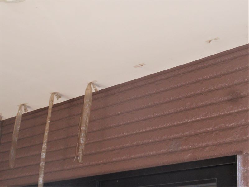 ツバメの巣作り防止方法②ビニールテープをセロハンテープで屋根に固定するだけです。