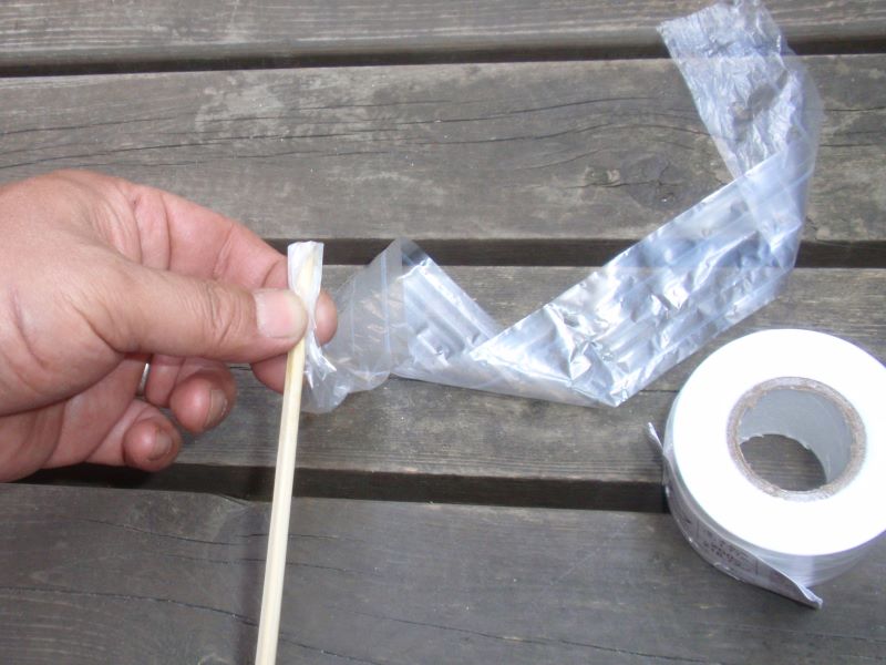 ツバメの巣作り防止方法　有孔ボード（石膏ボード）へのビニールテープの設置方法①
