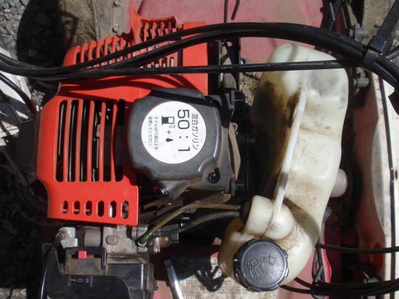 自走式草刈機（クボタのＧＣ－Ｋ５０１）スターターロープ修理②　燃料タンクを外さなければスターター部が取り外せません