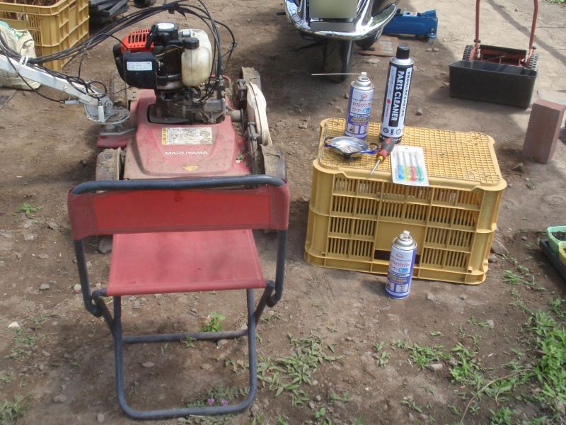 自走式草刈機（法面草刈機）ＧＣ－Ｋ５０１の手入れ準備　作業工具と共に、作業しやすい体制を保つために折りたたみ椅子も用意