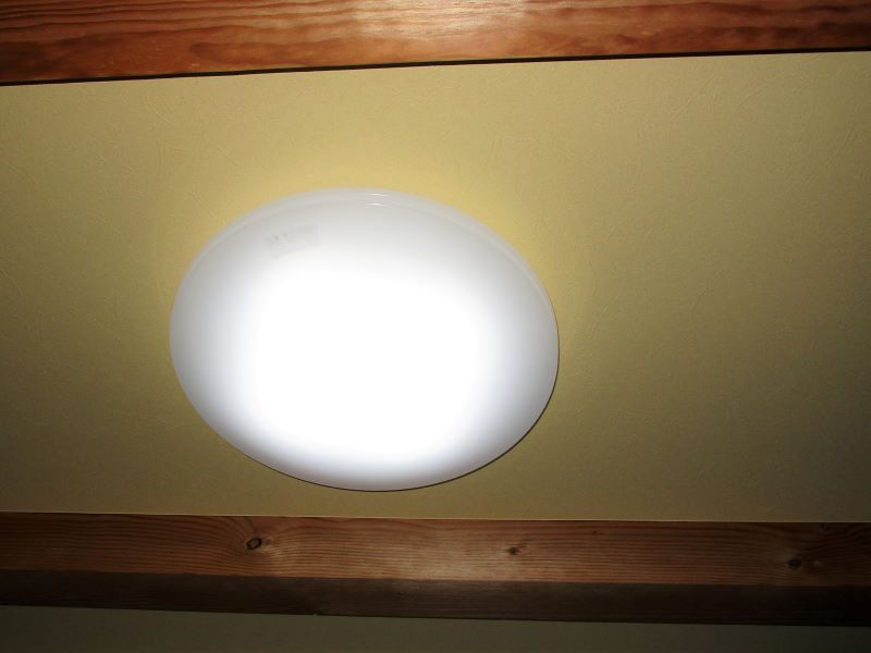 ホタルクスの LEDシーリングライト HLDZ14218 は、LEDが四角に設置されていますが、カバーを取り付けると、言われなければ分からないレベルの話です。