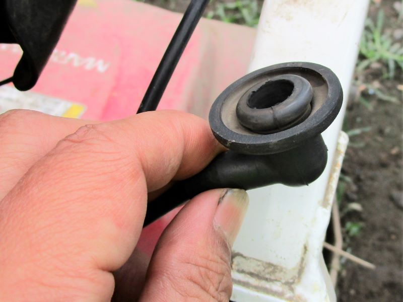 走式草刈機（法面草刈機）ＧＣ－Ｋ５０１　電気系統修理　プラグキャップ内の接点にKURE接点復活スプレーを吹き付け