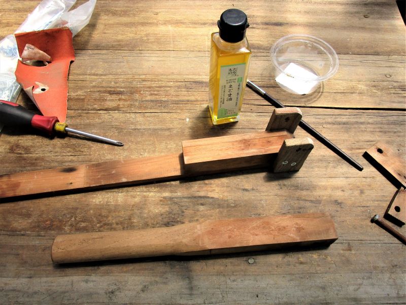 壊れた梅割り器の修理⑪新しく取り付けた木の部品にえごま油を塗って防水・防腐処理