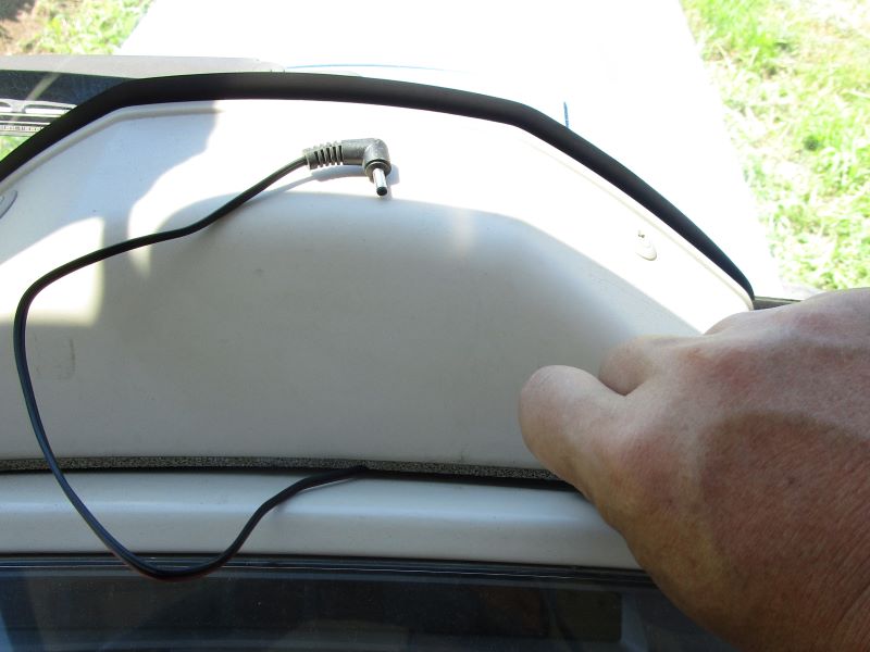 トラクターにソーラーバッテリー充電器を取り付け、キャビン内（車内）の配線方法⓷メーター上のパネルを指で持ち上げて配線を押し込みます。