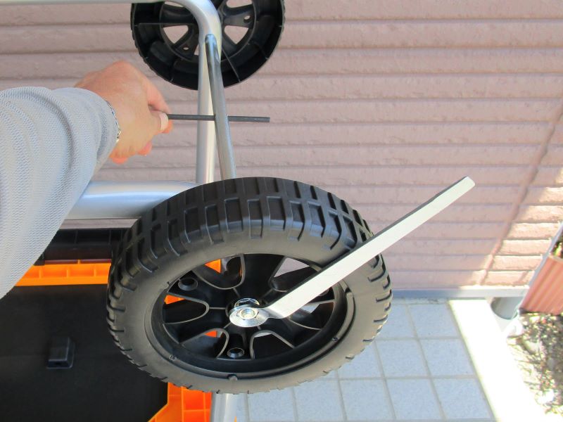 ガーデンシュレッダー　京セラ（旧リョービ）GS-2010　組み立て方④車輪の取り付け