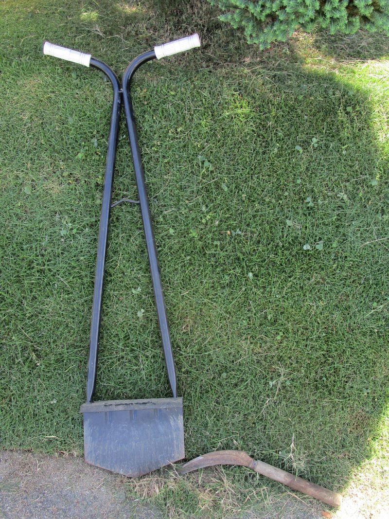 芝生の端を直線に切り取る道具　ターフカッター（芝カッター）