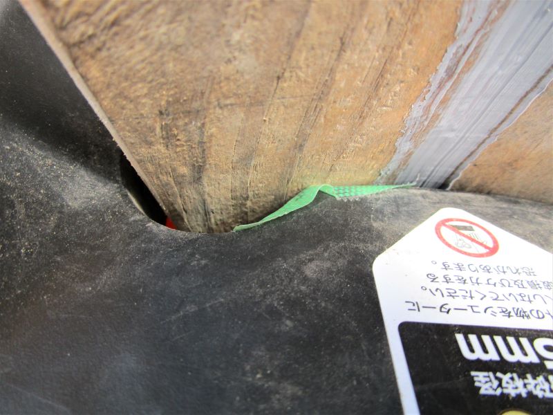 京セラ・ガーデンシュレッダー GS-2010用　押し込み板改良版製作⑲ガーデンシュレッダーと押し込み板の接触が強くなる部分へ養生テープを貼り付け