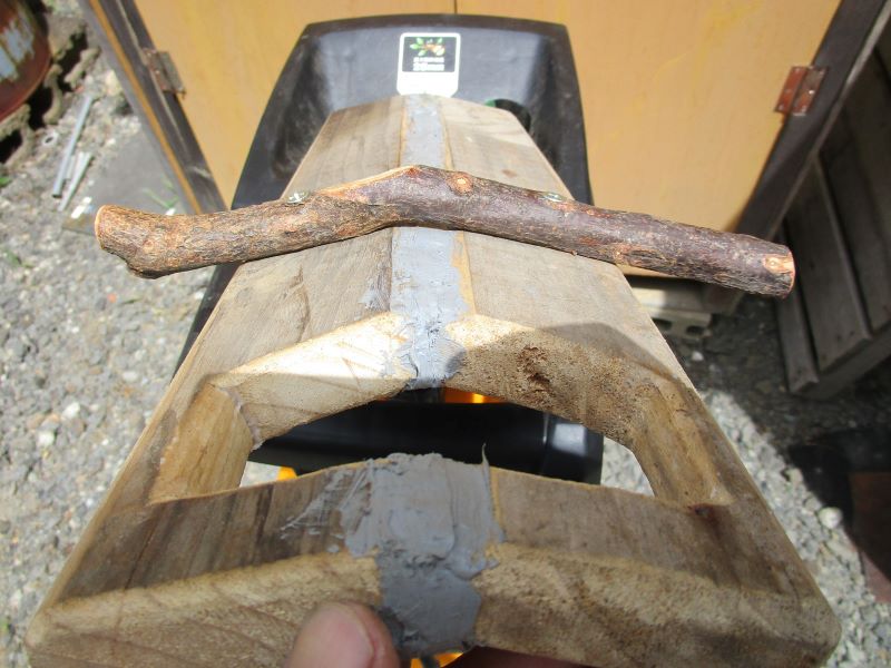 京セラ・ガーデンシュレッダー GS-2010用　押し込み板改良版製作㉓梅の木の枝をネジ止めしてオス込み深さ調節