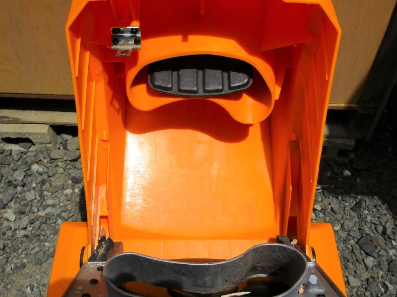 京セラ・ガーデンシュレッダー GS-2010の標準付属品の押し込み棒を差し込んだ写真