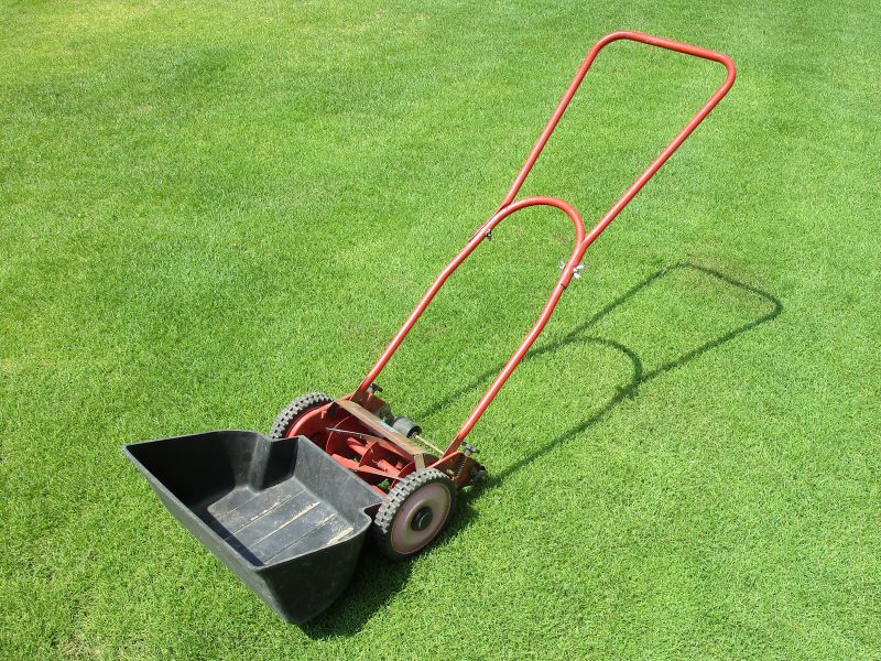ゴールデンスター（キンボシ）手押し式芝刈り機の写真