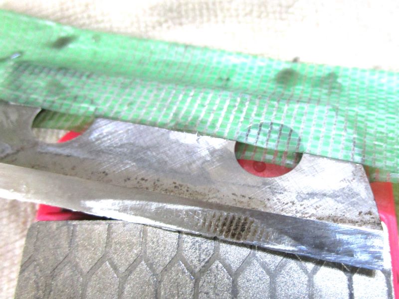 ダイヤモンド砥石で、京セラ・ガーデンシュレッダー GS-2010 の刃研ぎ③一番使われている部分の摩耗が激しいです。