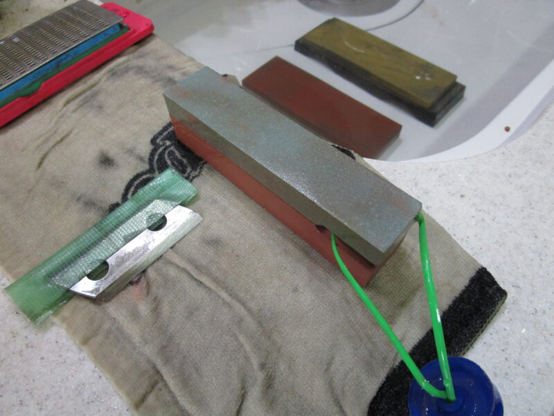 ダイヤモンド砥石で、京セラ・ガーデンシュレッダー GS-2010 の刃研ぎ⑤カマ研ぎ用砥石を使って研ぎます。