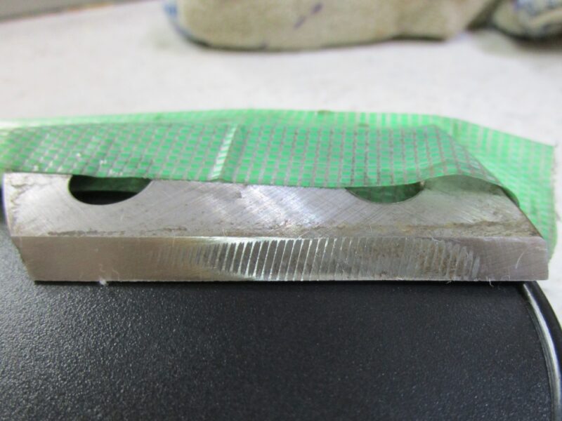 ダイヤモンド砥石で、京セラ・ガーデンシュレッダー GS-2010 の刃研ぎ　科の摩耗があまり酷くない面の研磨