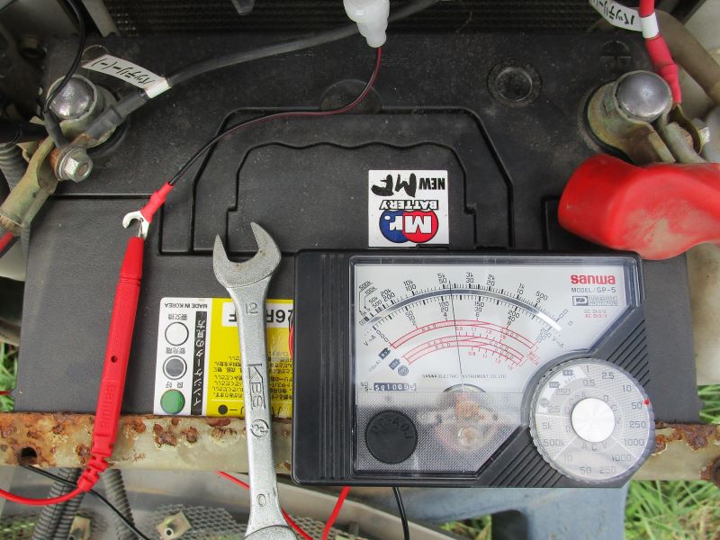 トラクターにソーラーバッテリー充電器を取り付け完了後発電電圧の確認。セルスター SB-700