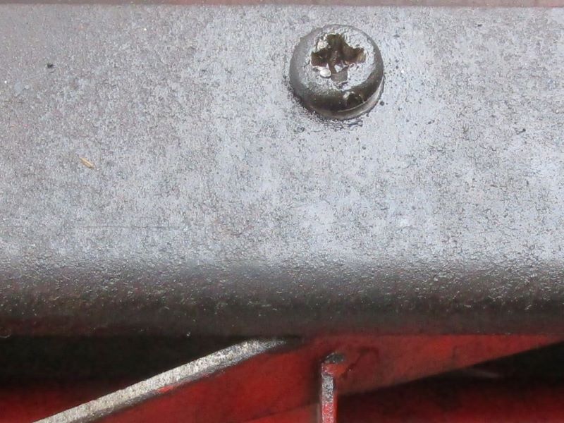金星（キンボシ／ゴールデンスター／Golden Star）の古い芝刈り機の固定刃の拡大写真　裏側