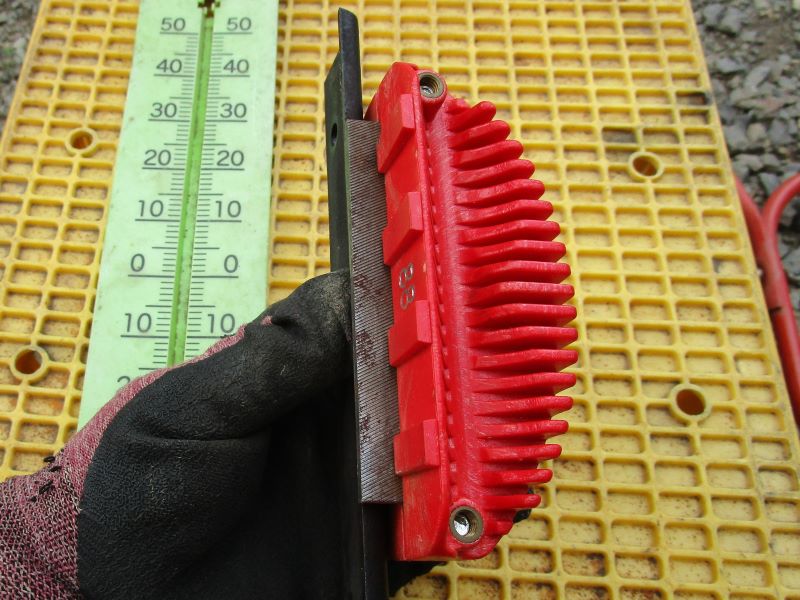 芝刈り機の固定刃を二面研磨する方法を試してみた写真　固定刃の下面をガイドにして刃を削る案