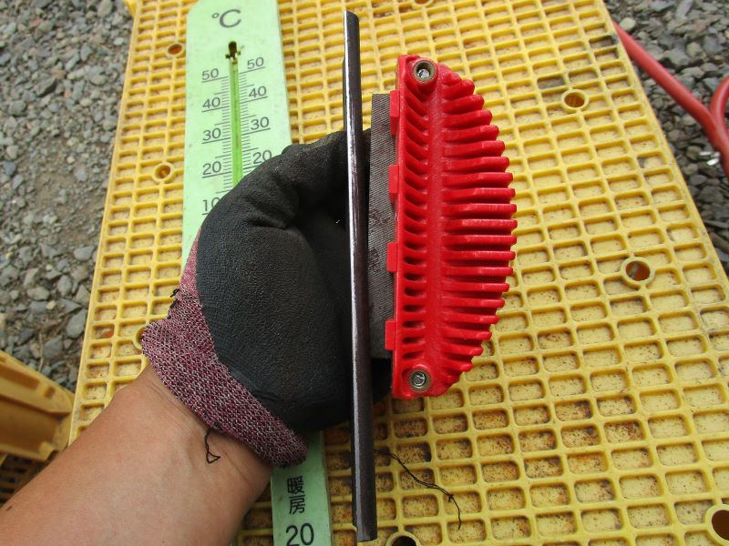 芝刈り機の固定刃を二面研磨する途中の写真